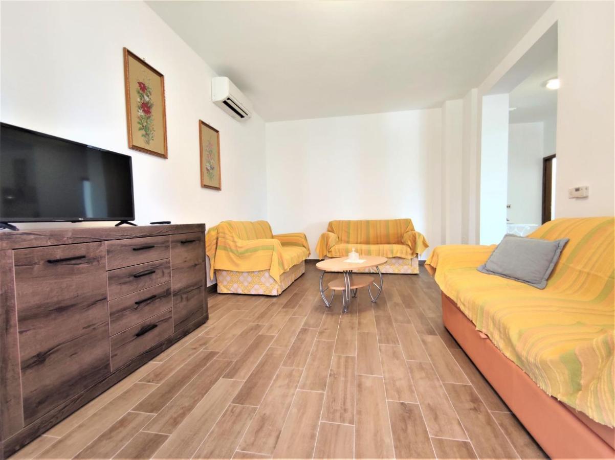 Apartments Morena Rakalj Екстер'єр фото